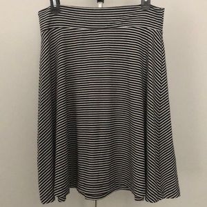 Old Navy Black & White Striped Flowing Skirt Size Medium